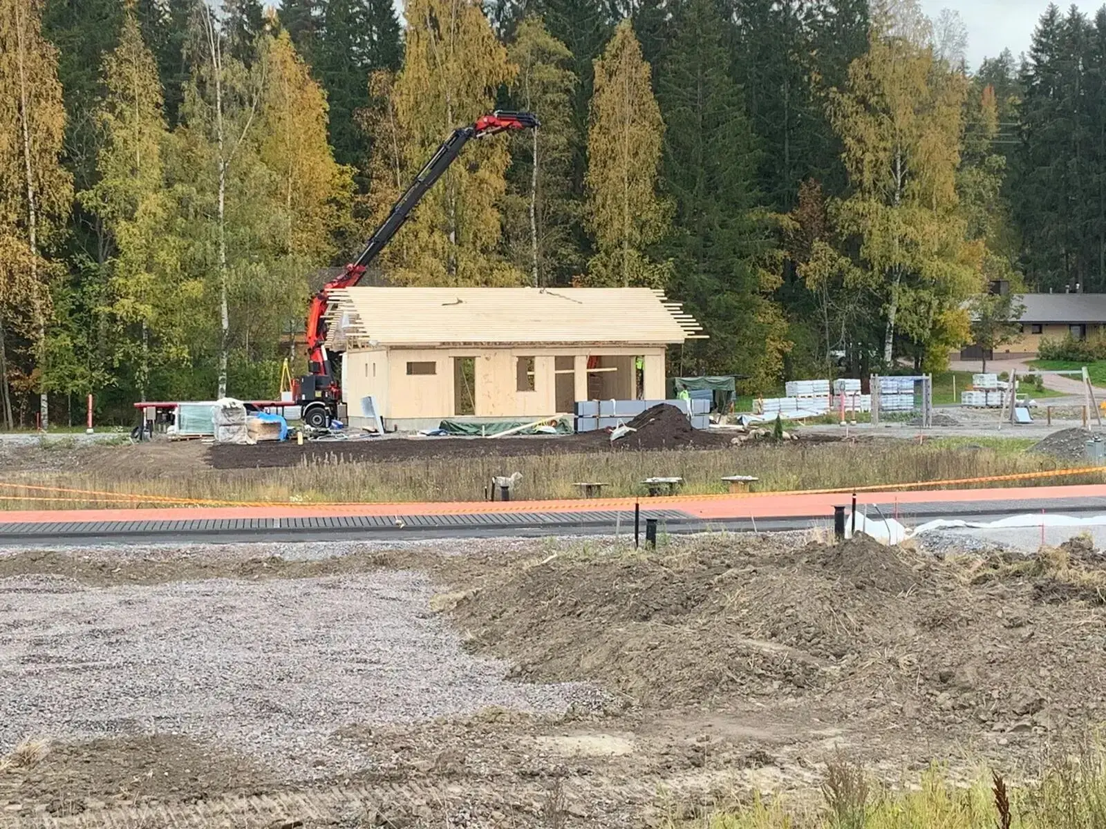 Unverkleideter Raum mit sichtbaren Deckenbalken, der Übergang vom Rohbau zum Innenausbau.